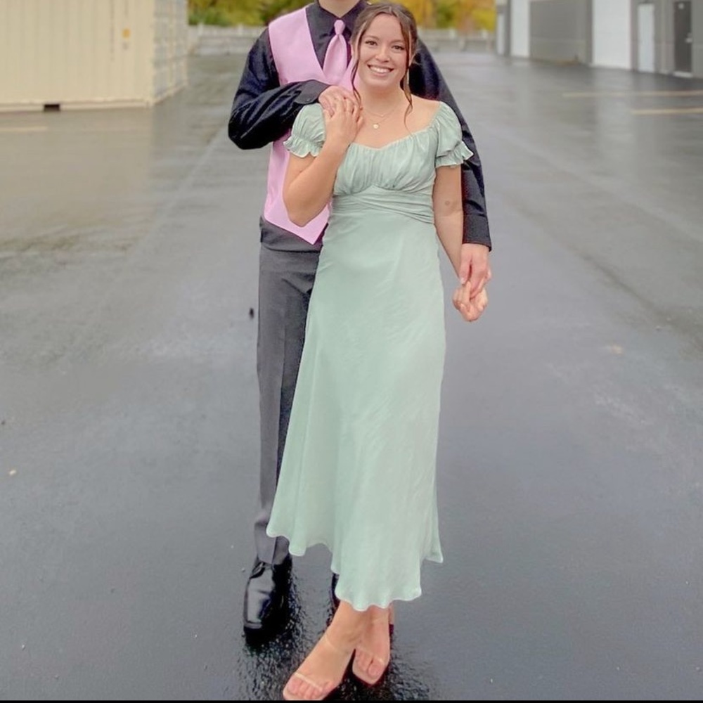 Selfie Leslie Off the shoulder Puff Sleeve midi sage green dress